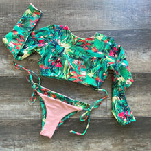 Load image into Gallery viewer, Bikini con TOP LOLITA MANGA LARGA y PANTY colita de tiritas ajustable. Traje de baño REVERSIBLE, sin costuras, ni gomas, cómodo, seguro y divertido. COLORES: PRINT selva, plantas tropicales, loros / NUDE por el otro lado. Inspirado en la selva del Congo
