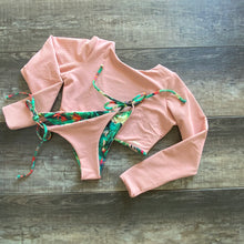 Load image into Gallery viewer, Bikini con TOP LOLITA MANGA LARGA y PANTY colita de tiritas ajustable. Traje de baño REVERSIBLE, sin costuras, ni gomas, cómodo, seguro y divertido. COLORES: PRINT selva, plantas tropicales, loros / NUDE por el otro lado. Inspirado en la selva del Congo
