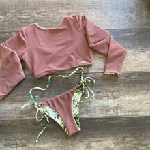 Load image into Gallery viewer, Bikini con TOP LOLITA MANGA LARGA y PANTY colita de tiritas ajustable. Traje de baño REVERSIBLE, sin costuras, ni gomas, cómodo, seguro y divertido. COLORES: PRINT selva, palmeras, fondo beige claro / NUDE por el otro lado. Inspirado en la selva de Daintree en Australia. y 
