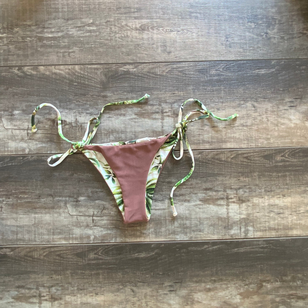 PANTY colita de tiritas ajustable. Traje de baño REVERSIBLE, sin costuras, ni gomas, cómodo, seguro y divertido. COLORES: PRINT selva, palmeras, fondo beige claro / NUDE por el otro lado. Inspirado en la selva de Daintree en Australia. y 